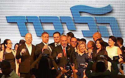 Le Premier ministre Benjamin Netanyahu, au centre, avec son épouse et des députés du Likud lors d'un événement organisé pour la nouvelle année juive à Tel Aviv, le 6 septembre 2018 (Crédit : Gili Yaari/Flash90) Le Premier ministre Benjamin Netanyahu, au centre, avec son épouse et des députés du Likud lors d'un événement organisé pour la nouvelle année juive à Tel Aviv, le 6 septembre 2018 (Crédit : Gili Yaari/Flash90)