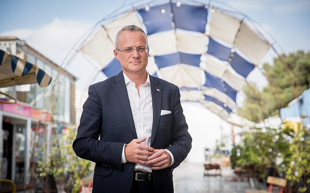 L'ambassadeur de Pologne en Israël Marek Magierowski pose pour une photo à Jérusalem, le 11 octobre 2018. (Yonatan Sindel/Flash90)