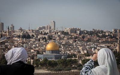 Des touristes contemplent le Dôme du Rocher et le mont du Temple depuis le belvédère du mont des Oliviers qui surplombe la Vieille Ville de Jérusalem, le 28 novembre 2018. (Crédit : Yonatan Sindel/Flash90)