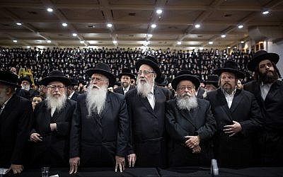 Le vice-ministre de la Santé Yaakov Litzman (2e à gauche) assiste à une conférence du parti ultra-orthodoxe Agudat Israël dans la ville côtière de Netanya, le 30 janvier 2019. (Aharon Krohn/Flash90)
