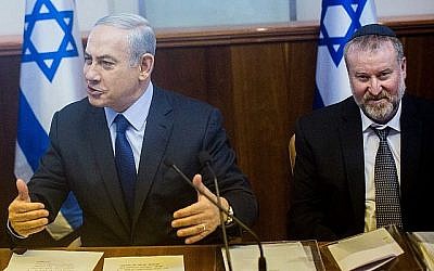 Le Premier ministre Benjamin Netanyahu (à gauche) et Avichai Mandelblit au cabinet du Premier ministre à Jérusalem, le 13 décembre 2015. (Yonatan Sindel/Flash90) Le Premier ministre Benjamin Netanyahu (à gauche) et Avichai Mandelblit au cabinet du Premier ministre à Jérusalem, le 13 décembre 2015. (Yonatan Sindel/Flash90)