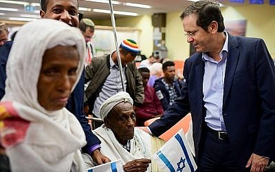 Isaac Herzog, président de l'Agence juive, accueille des membres de la communauté Falashmura à l'aéroport, Ben Gurion de Tel Aviv, le 4 février 2019. (Crédit :Tomer Neuberg/Flash90)