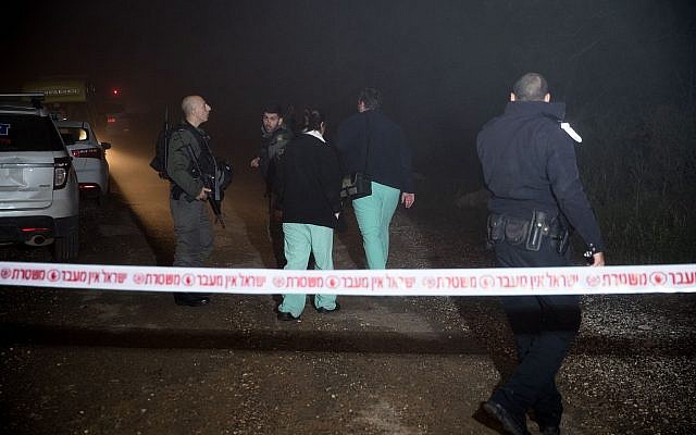 Les forces de sécurité israéliennes sur les lieux où le corps d'une jeune femme a été retrouvé à Ein Yael, dans une banlieue de Jérusalem, le 7 février 2019 (Crédit : Yonatan Sindel/Flash90) Les forces de sécurité israéliennes sur les lieux où le corps d'une jeune femme a été retrouvé à Ein Yael, dans une banlieue de Jérusalem, le 7 février 2019 (Crédit : Yonatan Sindel/Flash90)