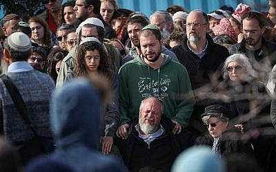 Des amis et des proches aux funérailles d'Ori Ansbacher, dans l'implantation juive de Tekoa, en Cisjordanie, le 8 février 2019 (Crédit : Yonatan Sindel/Flash90)