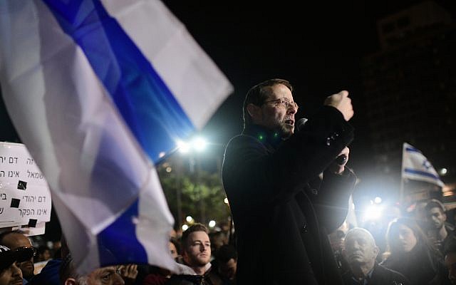 Le président de Zehut, Moshe Feiglin, s'exprime lors d'une manifestation organisée après l'assassinat d'Ori Ansbacher, 19 ans, sur la place Rabin à Tel Aviv, le 9 février 2019. (Crédit : Tomer Neuberg/Flash90)