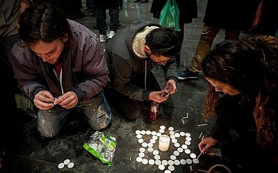 Des Israéliens allument des bougies en mémoire d'Ori Ansbacher, 19 ans, sur la place Sion de Jérusalem, le 9 février 2019 (Crédit : Yonatan Sindel/Flash90)