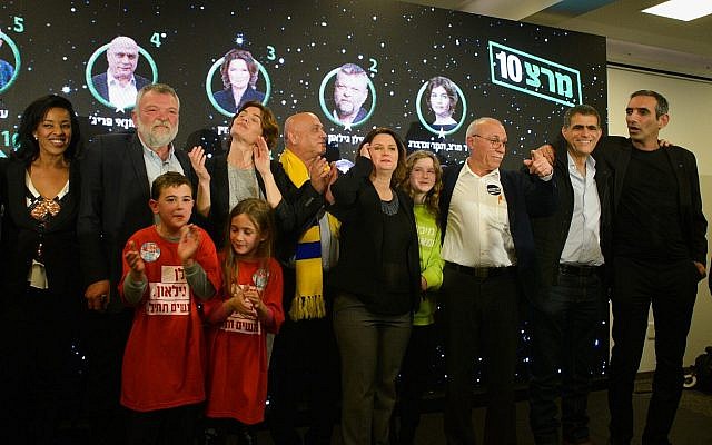 La cheffe du parti du Meretz Tamar Zandberg et d'autres membres de la formation à Tel Aviv, suite à l'annonce des résultats des primaires, le 14 février 2019 (Crédit : Flash90) La cheffe du parti du Meretz Tamar Zandberg et d'autres membres de la formation à Tel Aviv, suite à l'annonce des résultats des primaires, le 14 février 2019 (Crédit : Flash90)