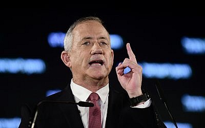 Le chef du parti Kakhol lavan, Benny Gantz, lors d'une conférence de presse à Tel Aviv le 19 février 2019. (Tomer Neuberg/Flash90)