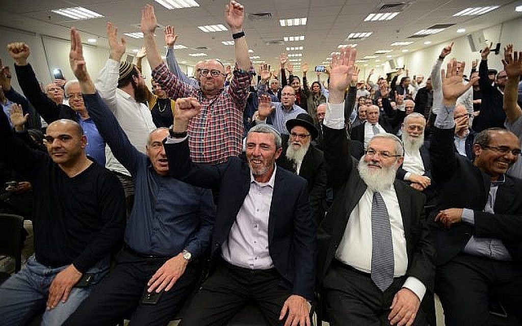 Le parti HaBayit HaYehudi vote en faveur d'une alliance préélectorale avec Otzma Yehudit à Petah Tikva, le 20 février 2019. (Crédit : Gili Yaari/Flash90) Le parti HaBayit HaYehudi vote en faveur d'une alliance préélectorale avec Otzma Yehudit à Petah Tikva, le 20 février 2019. (Crédit : Gili Yaari/Flash90)