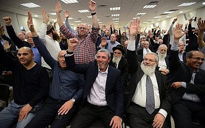 Le parti HaBayit HaYehudi vote en faveur d'une alliance préélectorale avec Otzma Yehudit à Petah Tikva, le 20 février 2019. (Crédit : Gili Yaari/Flash90)