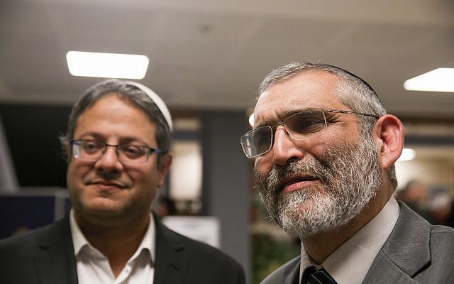 Michael Ben Ari (à droite) et Itamar Ben Gvir du parti Otzma Yehudit devant la Commission électorale centrale le 21 février 2019. (Yonatan Sindel/Flash90) Michael Ben Ari (à droite) et Itamar Ben Gvir du parti Otzma Yehudit devant la Commission électorale centrale le 21 février 2019. (Yonatan Sindel/Flash90)