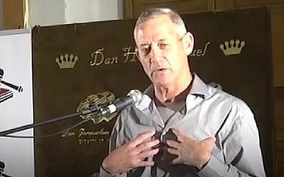 Capture d'écran d'une vidéo politique du parti du Likud attaquant le chef de Hossen LeYisrael Benny Gantz. (Crédit : Facebook)