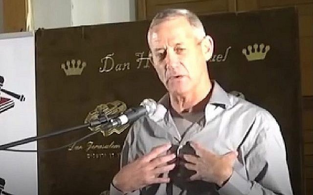 Capture d'écran d'une vidéo politique du parti du Likud attaquant le chef de Hossen LeYisrael Benny Gantz. (Crédit : Facebook)