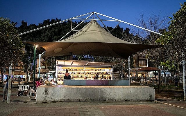 La bibliothèque Jardin pour réfugiés et travailleurs migrants à Tel Aviv (Crédit Robert Dawson). La bibliothèque Jardin pour réfugiés et travailleurs migrants à Tel Aviv (Crédit Robert Dawson).
