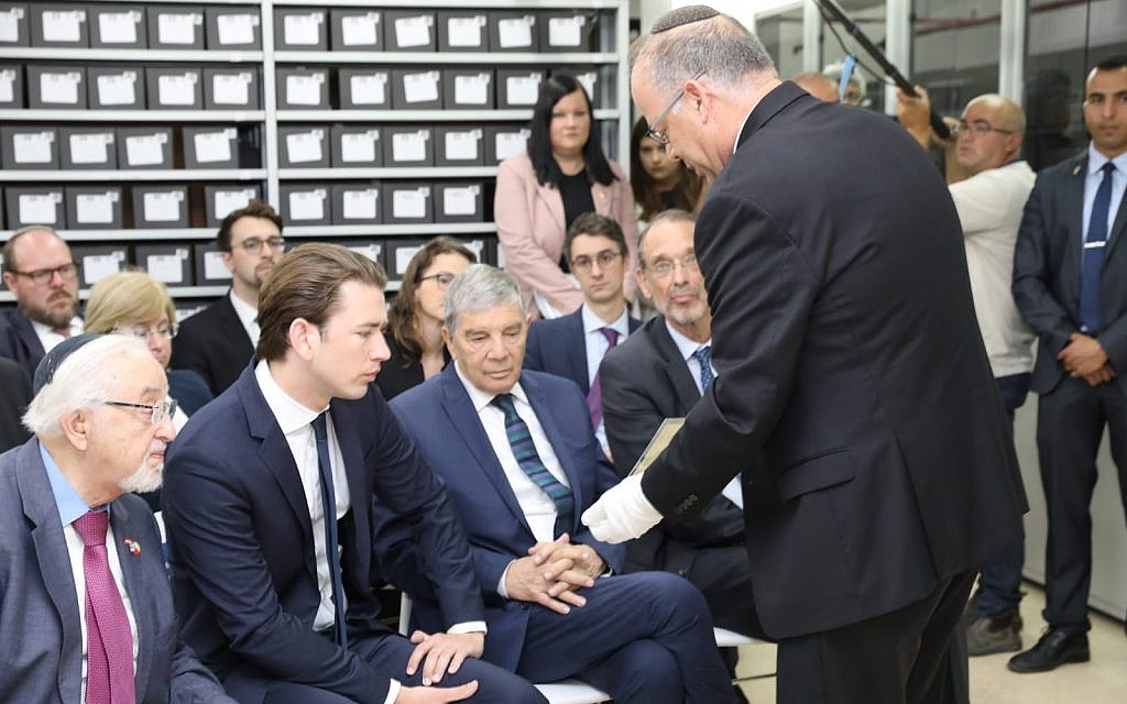 Le Dr Haim Gertner (debout) avec le chancelier autrichien Sebastian Kurz (deuxième à partir de la gauche), le 10 juin 2018. (Autorisation)