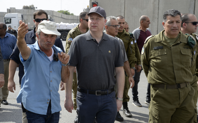 Jason Greenblatt, représentant spécial du président américain Donald Trump pour les négociations internationales, (au centre), lors d'une visite en Israël qui comprend la périphérie de Gaza, l'hôpital Ziv à Safed et la Vieille Ville de Jérusalem, 29-30 Août, 2017. (Crédit : Ambassade des États-Unis à Jérusalem/via JTA)