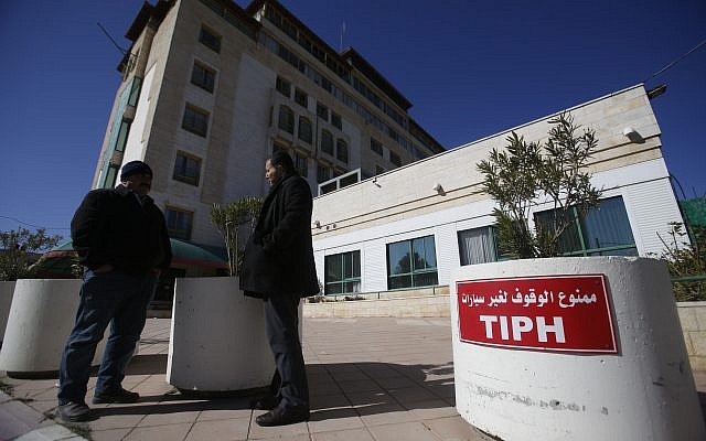 Des Palestiniens se trouvent devant le quartier général de la Présence internationale temporaire à Hébron (TIPH) dans la ville de cisjordanie d’Hébron, le vendredi 1 février 2019. (AP Photo/Majdi Mohammed)