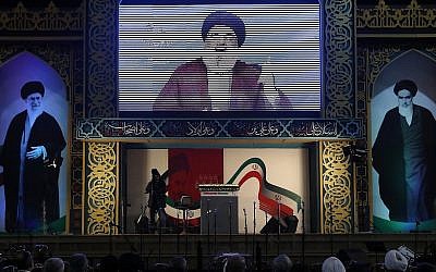 Le chef du Hezbollah Hassan Nasrallah prononce un discours diffusé en direct lors d'un rassemblement pour commémorer le 40e anniversaire de la Révolution islamique d'Iran, dans le sud de Beyrouth, au Liban, le mercredi 6 février 2019. (Crédit : AP Photo/Hussein Malla)