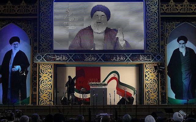 Le chef du Hezbollah Hassan Nasrallah prononce un discours diffusé en direct lors d'un rassemblement pour commémorer le 40e anniversaire de la Révolution islamique d'Iran, dans le sud de Beyrouth, au Liban, le mercredi 6 février 2019. (Crédit : AP Photo/Hussein Malla) Le chef du Hezbollah Hassan Nasrallah prononce un discours diffusé en direct lors d'un rassemblement pour commémorer le 40e anniversaire de la Révolution islamique d'Iran, dans le sud de Beyrouth, au Liban, le mercredi 6 février 2019. (Crédit : AP Photo/Hussein Malla)