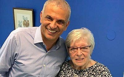 Naomi Folkman, la mère du député Royi Folkman, avec le chef de Koulanou Moshe Kahlon à la fête organisée au QG du parti de Tel Aviv, quelques heures avant d’être renversée et tuée par un camion malaxeur, le 5 février  2019. (Crédit : autorisation)