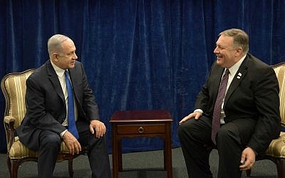 Benjamin Netanyahu et Mike Pompeo à la Conférence sur la sécurité au Moyen Orient à Varsovie, le 14 février  2019. (Crédit : Amos Ben Gershom/GPO)