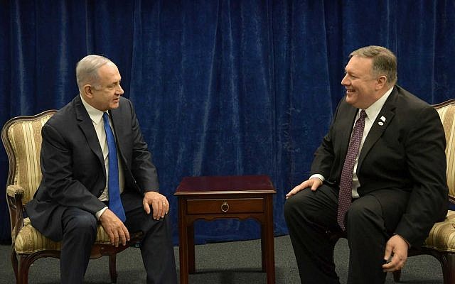 Benjamin Netanyahu et Mike Pompeo à la Conférence sur la sécurité au Moyen Orient à Varsovie, le 14 février  2019. (Crédit : Amos Ben Gershom/GPO)