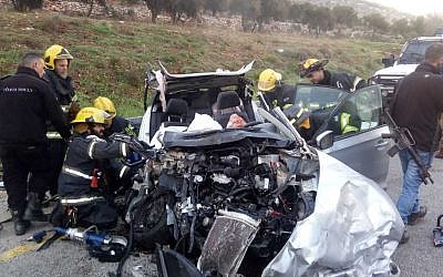 Les secours sur les lieux d'un accident de voiture mortel dans le centre de la Cisjordanie, le 19 février 2019 (Crédit : Police israélienne)