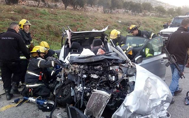 Les secours sur les lieux d'un accident de voiture mortel dans le centre de la Cisjordanie, le 19 février 2019 (Crédit : Police israélienne) Les secours sur les lieux d'un accident de voiture mortel dans le centre de la Cisjordanie, le 19 février 2019 (Crédit : Police israélienne)
