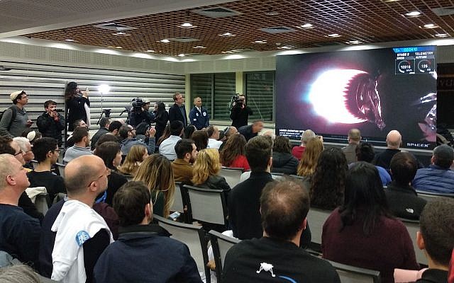 Des centaines d'ingénieurs et leurs familles réunis à la cafétéria des industries aérospatiales israéliennes à Yehud regardent le lancement en direct de la sonde Beresheet, le 22 février 2019 (Crédit : Melanie Lidman/Times of Israel) Des centaines d'ingénieurs et leurs familles réunis à la cafétéria des industries aérospatiales israéliennes à Yehud regardent le lancement en direct de la sonde Beresheet, le 22 février 2019 (Crédit : Melanie Lidman/Times of Israel)