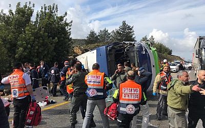 Le lieu d'un accident d'autobus près de Beit Horon sur la route 443, le 10 février 2019. (Police israélienne)