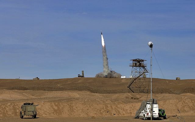 Sur cette photo fournie le lundi 5 novembre 2018 par l'armée iranienne, un missile Sayyad 2 est tiré par le système de défense aérien Talash lors d'exercices dans un endroit tenu secret en Iran.
(Crédit : Armée iranienne via AP) Sur cette photo fournie le lundi 5 novembre 2018 par l'armée iranienne, un missile Sayyad 2 est tiré par le système de défense aérien Talash lors d'exercices dans un endroit tenu secret en Iran.
(Crédit : Armée iranienne via AP)