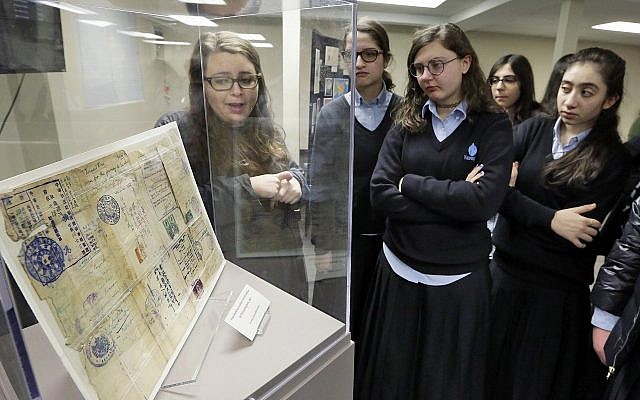 Une visite de musée mémorial Amud Aish à Brooklyn, New York, le 10 janvier 2018. Le musée se focalise sur la pratique religieuse juive et le rôle de la foi pendant la Shoah. 
(AP Photo/Richard Drew)