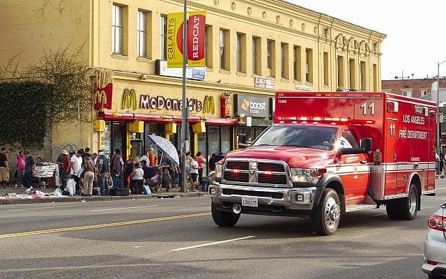 Une ambulance des pompiers de Los Angeles sur  Alvarado Street, près  MacArthur Park à Los Angeles, en Californie, le18 octobre 2015 (Crédit : Wikipedia/Junkyardsparkle/public domain)