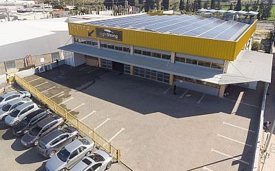 L'usine Light & Strong à Gedera, en Israël (Crédit : Tomer Shalom)