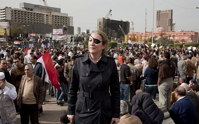 Marie Colvin, place Tahrir Square, au Caire. Photo non datée. (Crédit : AP/Ivor Prickett Sunday Times) Marie Colvin, place Tahrir Square, au Caire. Photo non datée. (Crédit : AP/Ivor Prickett Sunday Times)