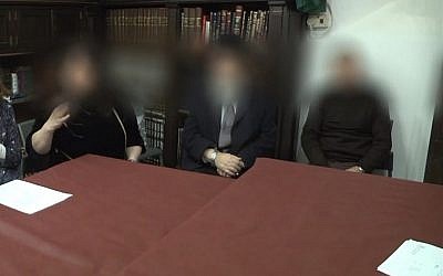 Capture d'écran d'une vidéo d'une réunion de rabbins qui ont rétroactivement annulé un mariage à Jérusalem, le 3 février 2019. (Crédit :Ynet)