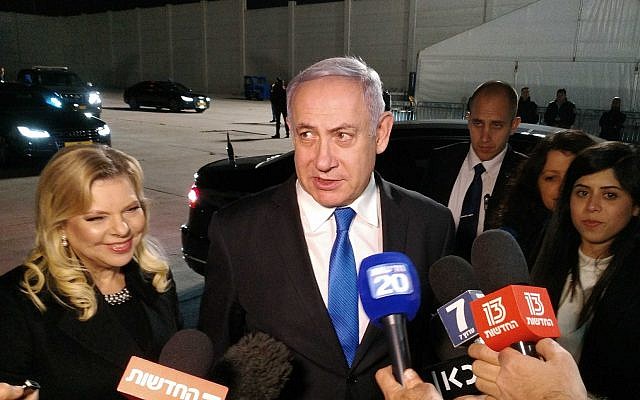 Le Premier ministre Benjamin Netanyahu s'adresse à des journalistes à l'aéroport Ben Gurion avant son départ pour une conférence en Pologne, le 11 février 2019. (Crédit : Raphael Ahren/Times of Israel) Le Premier ministre Benjamin Netanyahu s'adresse à des journalistes à l'aéroport Ben Gurion avant son départ pour une conférence en Pologne, le 11 février 2019. (Crédit : Raphael Ahren/Times of Israel)
