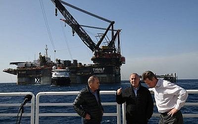 Le Premier ministre Benjamin Netanyahu, avec le ministre de l'Energie Yuval Steinitz, et le vice-président de Noble Energy's George Hatfield, lors de l'inauguration de la nouvelle plateforme du champ gazier Leviathan,en Méditerranée, au large de Haïfa, le 31 janvier 2019. (Crédit : Marc Israel Sellem/Pool/AFP)