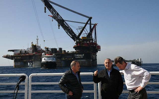 Le Premier ministre Benjamin Netanyahu, avec le ministre de l'Energie Yuval Steinitz, et le vice-président de Noble Energy's George Hatfield, lors de l'inauguration de la nouvelle plateforme du champ gazier Leviathan,en Méditerranée, au large de Haïfa, le 31 janvier 2019. (Crédit : Marc Israel Sellem/Pool/AFP) Le Premier ministre Benjamin Netanyahu, avec le ministre de l'Energie Yuval Steinitz, et le vice-président de Noble Energy's George Hatfield, lors de l'inauguration de la nouvelle plateforme du champ gazier Leviathan,en Méditerranée, au large de Haïfa, le 31 janvier 2019. (Crédit : Marc Israel Sellem/Pool/AFP)