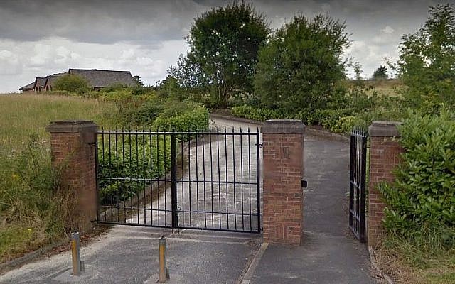 L'entrée du cimetière juif Philips Park, à Whitefield, Manchester (Crédit : capture d'écran Google Maps)