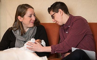Hannah Ellenson avec son épouse Becca Israel et leur fils Shai. (Autorisation)