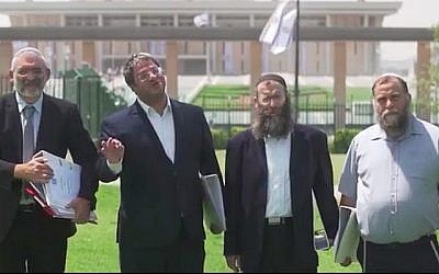 Les leaders d'Otzma Yehudit, (de gauche à droite) : Michael Ben Ari, Itamar Ben Gvir, Baruch Marzel et Bentzi Gopstein dans une vidéo de campagne de financement public, le 5 novembre 2018. (Capture d'écran : Otzma Yehudit)