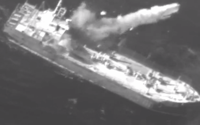 Un missile de croisière Harpoon frappe un cargo désaffecté dans le cadre d'un exercice en janvier 2019. (Capture d'écran : Armée israélienne)