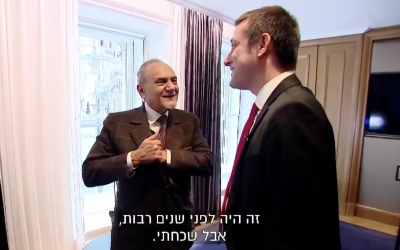 Le prince saoudien Turki ben Fayçal Al Saoud avec le journaliste de la Treizième chaîne Barak Ravid, le 13 février 2019 (Crédit : capture d'écran/Twitter)