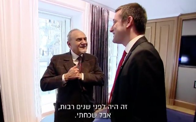 Le prince saoudien Turki ben Fayçal Al Saoud avec le journaliste de la Treizième chaîne Barak Ravid, le 13 février 2019 (Crédit : capture d'écran/Twitter) Le prince saoudien Turki ben Fayçal Al Saoud avec le journaliste de la Treizième chaîne Barak Ravid, le 13 février 2019 (Crédit : capture d'écran/Twitter)