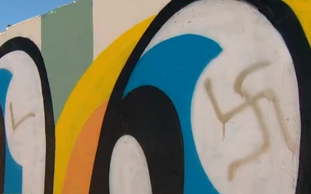 Une croix gammée peinte à la bombe sur une fresque de Bondi Beach à Sydney, en Australie, le 10 février 2019 (Capture d'écran : Twitter) Une croix gammée peinte à la bombe sur une fresque de Bondi Beach à Sydney, en Australie, le 10 février 2019 (Capture d'écran : Twitter)