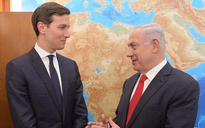 Le gendre du président américain Donald Trump et conseiller principal pour le Moyen Orient, Jared Kushner, (à gauche), rencontre le Premier ministre Benjamin Netanyahu dans son bureau à Jérusalem le 21 juin 2017. (Amos Ben Gershom/GPO)
