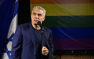 Le leader de Yesh Atid, Yair Lapid, présente le programme de son parti sur les droits LGBT lors d'une conférence de presse à Tel Aviv, le 7 février 2018 (Autorisation)