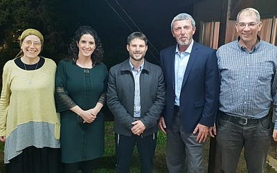 Depuis la gauche, Orit Strok, Yifat Erlich, Betzalel Smotrich, Rafi Peretz et Ofir Sofer 
 prennent la pose après un accord sur une liste conjointe entre HaBayit HaYehudi et Ihoud Leoumi pour les élections à la Knesset du mois d'avril, le 14 février 2019. (Autorisation)