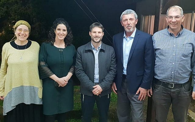 Depuis la gauche, Orit Strok, Yifat Erlich, Betzalel Smotrich, Rafi Peretz et Ofir Sofer 
 prennent la pose après un accord sur une liste conjointe entre HaBayit HaYehudi et Ihoud Leoumi pour les élections à la Knesset du mois d'avril, le 14 février 2019. (Autorisation)